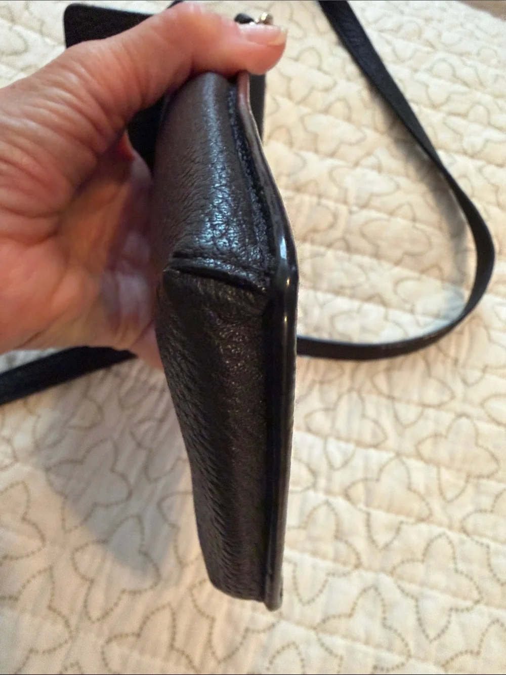 kate spade Black Pebbled Leather Crossbody Phone Pouch with Gold Chain EUC